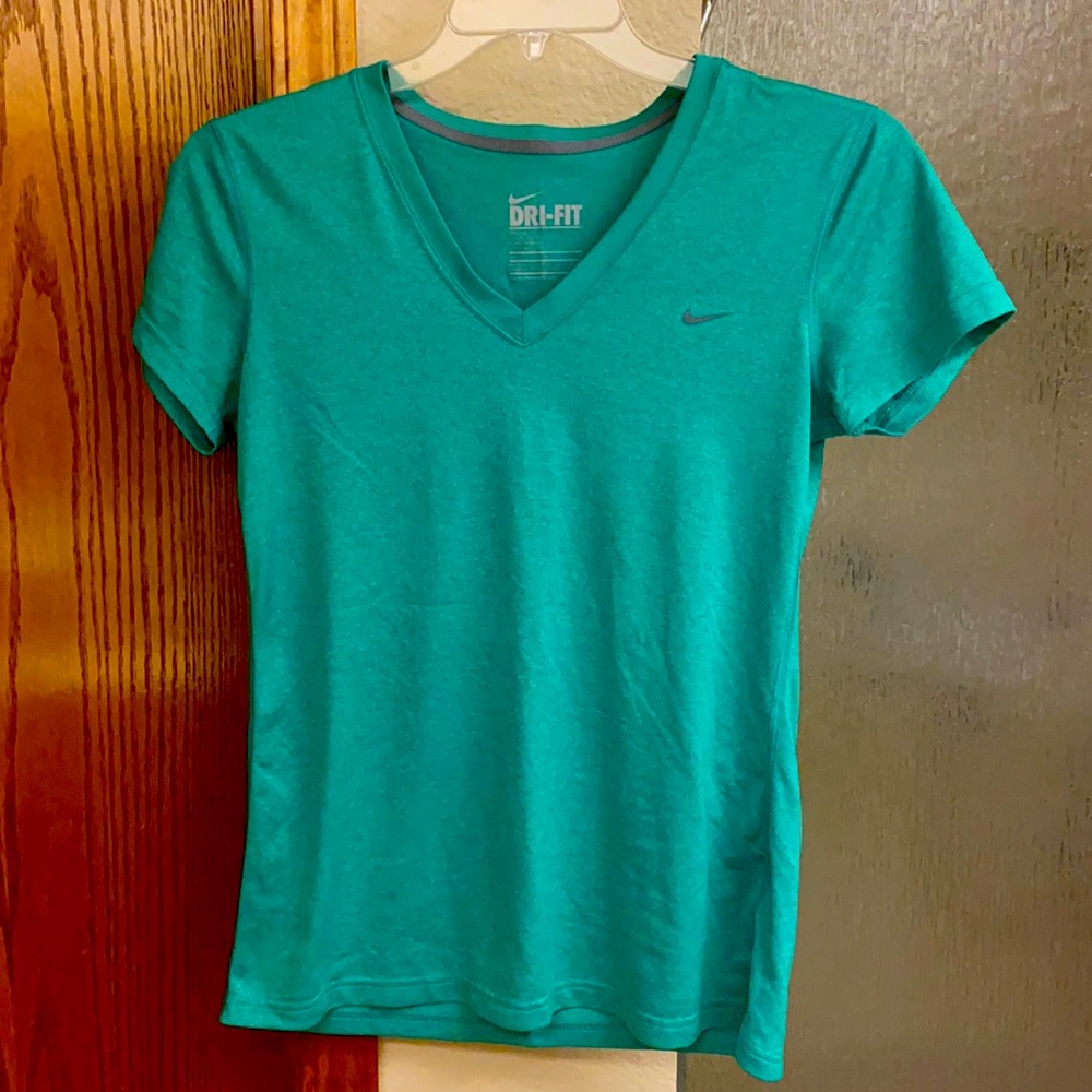 Nike women’s dry fit work out top.